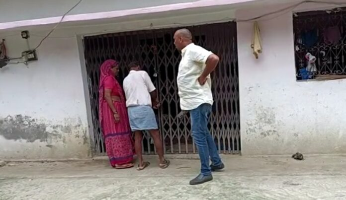 प्रधान के बेटे ने दलित महिला के मकान पर जड़ा ताला, किया बेदखल, वीडियो वायरल  

रिपोर्ट- @Satyamooknayak   

पढ़ें पूरी खबर <a href="/The_Mooknayak/">The Mooknayak</a> पर- themooknayak.in/pradhans-son-l…