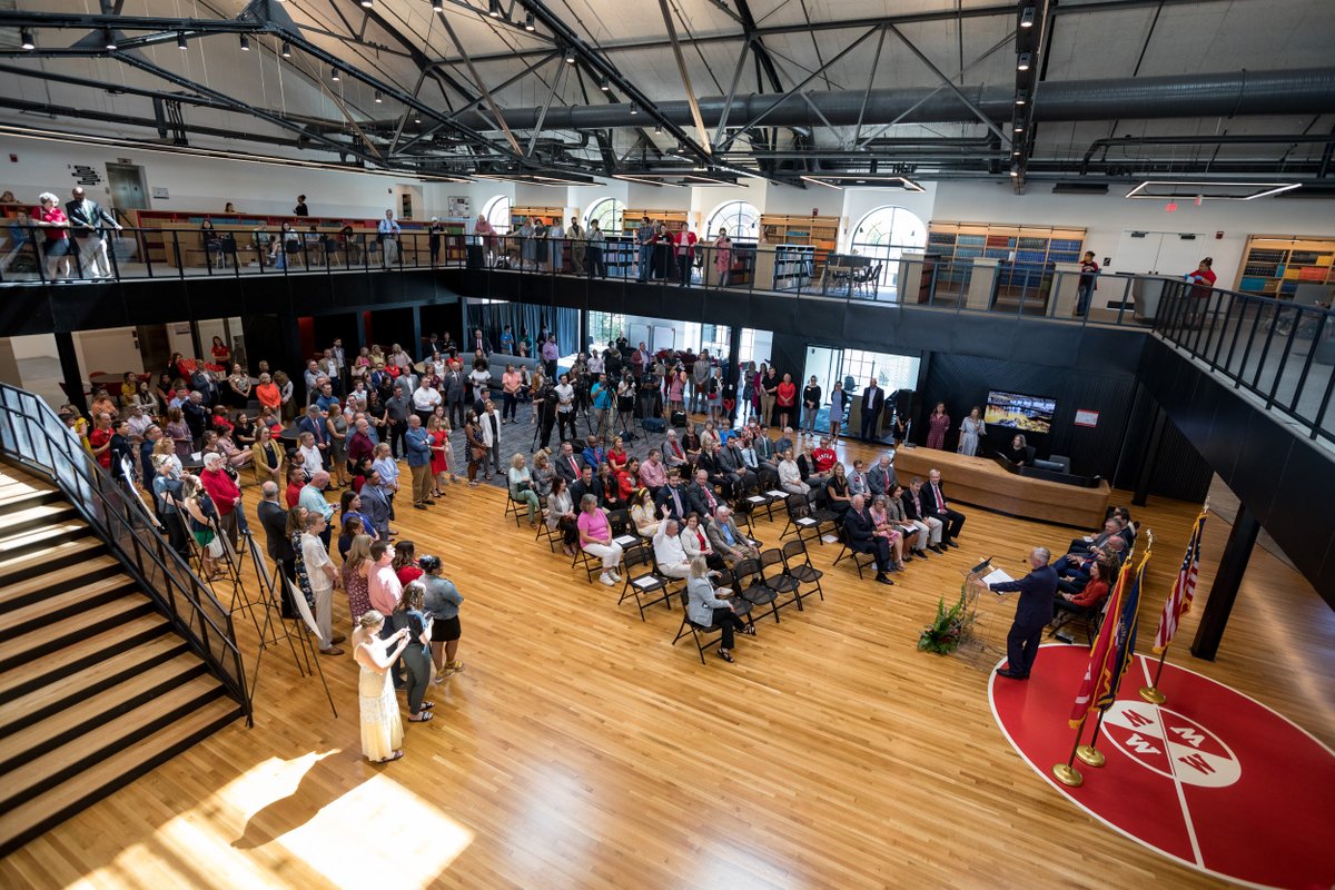 After first serving as a physical activities building, then for decades as a university library, an iconic Western Kentucky University structure was dedicated today as The Commons at Helm Library. 

Read more at bit.ly/3efxQB6 or 🧵⤵️

#WKU <a href="/WKULibraries/">WKU Libraries</a> <a href="/wkurg/">WKU Restaurant Group</a>