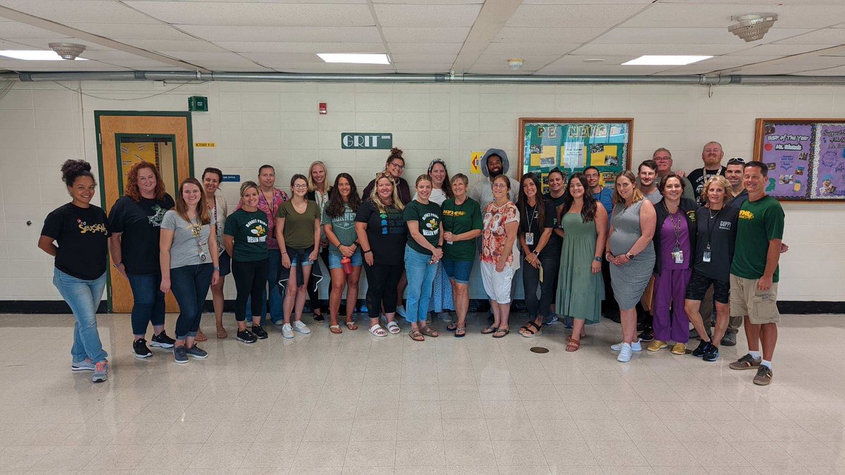 TamiStrege's tweet photo. So filled w/ #HORNETPride for our a great response today to the ⁦@helenfortschool⁩ Open House! Our amazing staff volunteered their time to meet w/parents &amp; students in advance of what we are sure will be the best year yet! Thank you to our students &amp; parents for joining us! https://t.co/fkG3tZZS0p