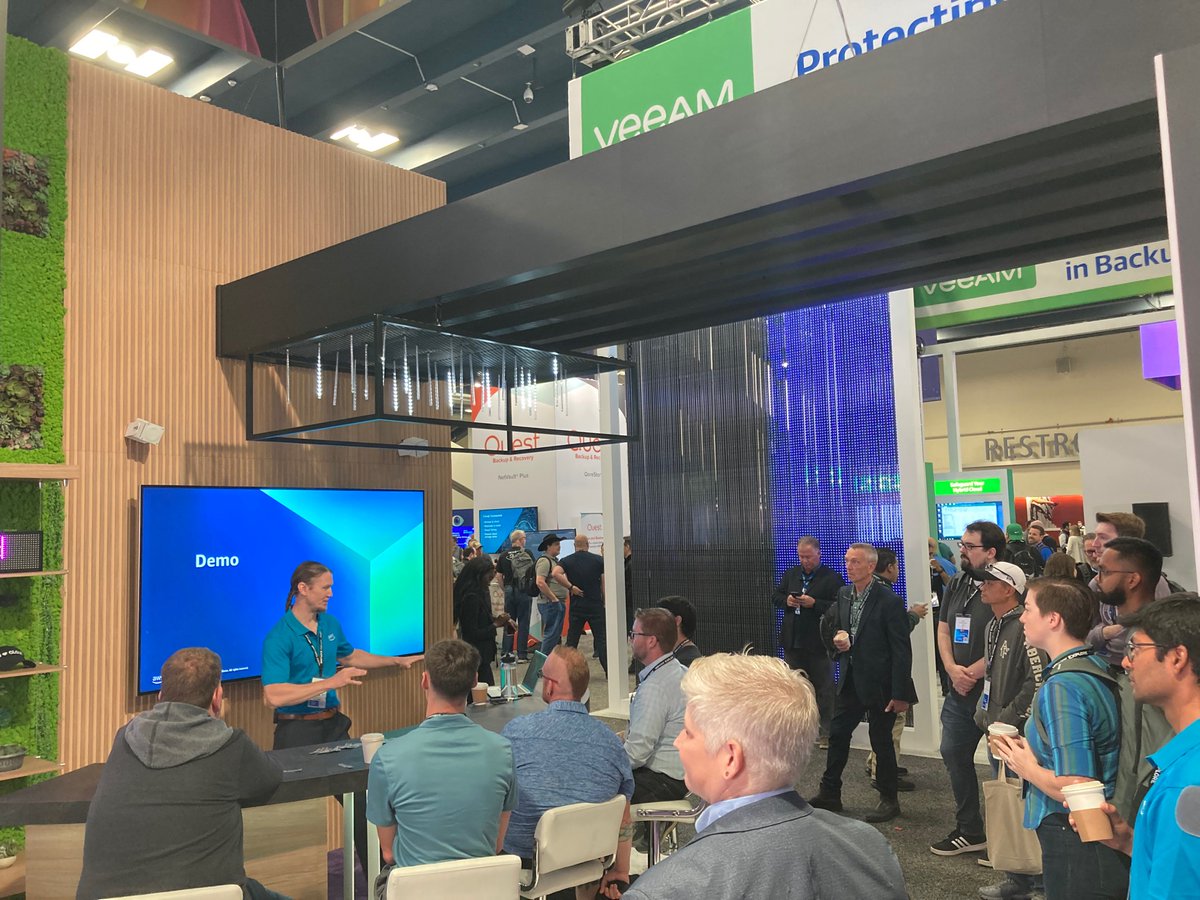 thechrisreno's tweet photo. Awesome mini-theater session with @awscloud in the @NetApp covering @vmwarecloudaws integrations! https://t.co/ypCQphTcvD