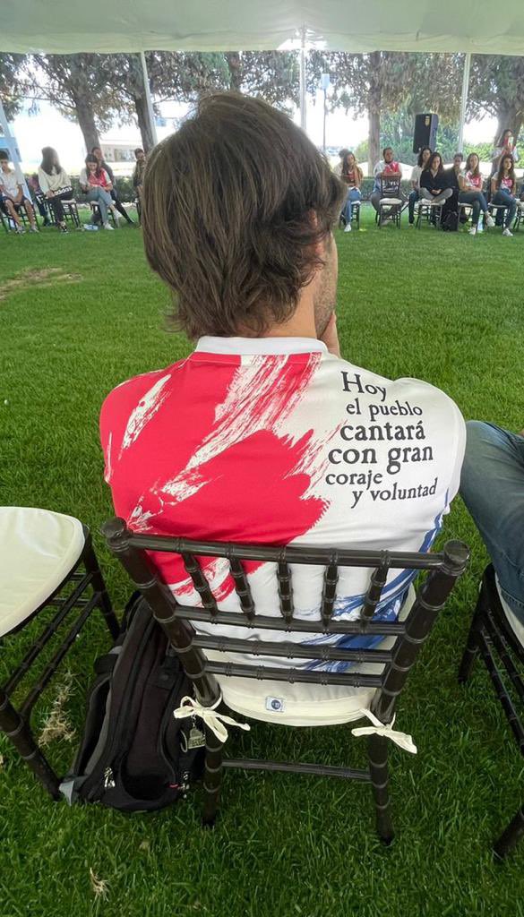ACaroPeniche's tweet photo. Personas refugiadas en Aguascalientes fueron a @UPbonaterra con el elenco de Les Misérables School Edition, escucharon la historia de cada personaje y cantaron como mensaje de esperanza para sus países; actividad que permitió la integración y coexistencia pacífica. @AcnurMexico https://t.co/GS7huJrMRR