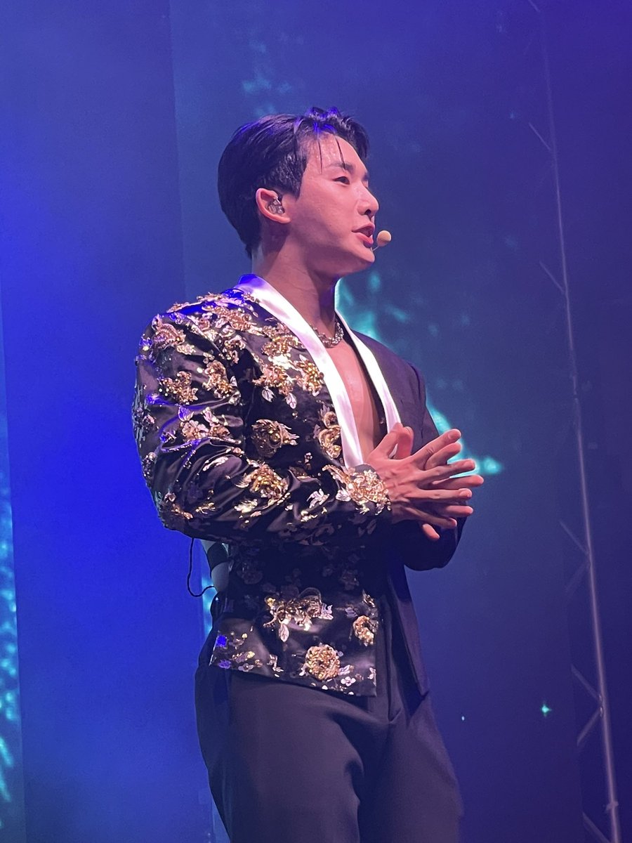 babieloops's tweet image. he is SERVING looks