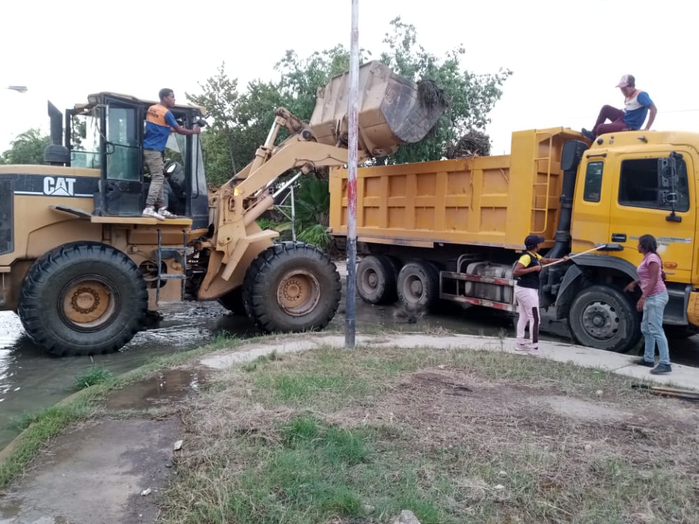 #DeInterés 📢 || La comunidad de El Pinal, parroquia Altagracia, en el municipio Sucre. Fue intervenida con una jornada de mantenimiento y limpieza, producto de las afectaciones por la lluvias acaecidas en el territorio sucrense. 

@GPintoVzla
<a href="/Echeverria_psuv/">Santiago Echeverria</a>
#NuevaEraBinacional
