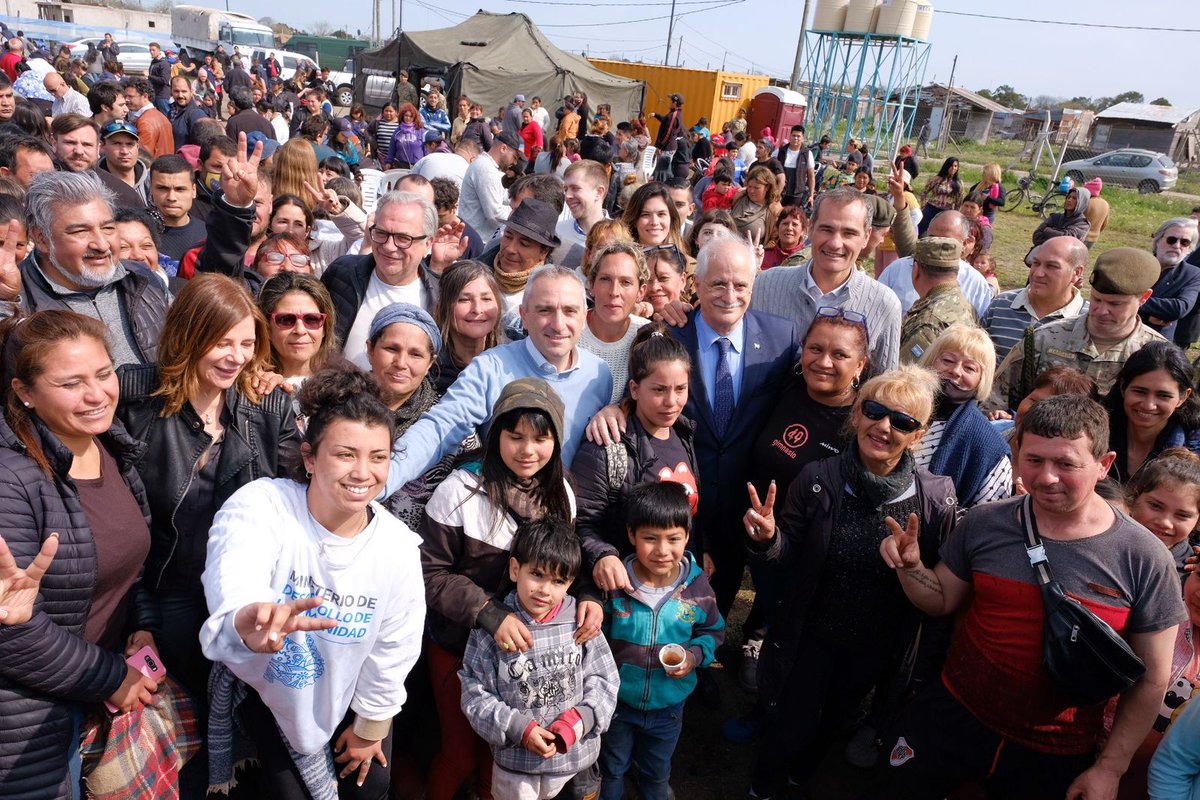 Nos acompañaron el jefe del Estado Mayor del Ejército, Guillermo Pereda; <a href="/fsaintout/">Florencia Saintout</a>, Omar Furlán, <a href="/ArielArchanco/">Ariel Archanco</a>, <a href="/YaninaLamberti/">Yanina</a>, <a href="/soyananegrete/">Ana Negrete</a>, <a href="/SabrinaBastida6/">Sabrina Bastida</a>, <a href="/GEscuderoLP/">Guillermo Escudero</a>, <a href="/NanoCaraOK/">Guillermo Cara</a>, <a href="/plambertini/">Paula Lambertini</a>, <a href="/CintiaMansilla_/">Cintia Mansilla</a>, <a href="/granillojm/">Juan Manuel Granillo Fernández</a>, <a href="/pablo_poste/">Pablo Fernandez</a>, vecinas y vecinos del barrio.