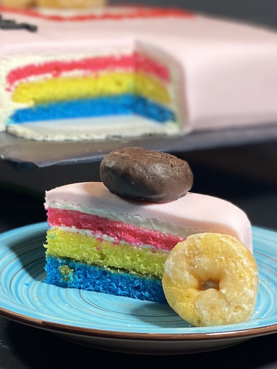 DissyG's tweet photo. 🎶Hold Me Closer Tiny Donuts 🎶

Wait…is that right? @britneyspears @eltonofficial #HoldMeCloser https://t.co/TfnfCssElQ