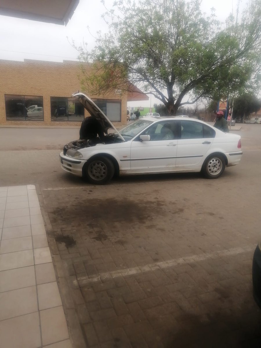 _theGodfather7's tweet photo. Guy I see some weird stuff in the shop I won't lie 😭 so today mind you a guy came in for a top gasket for his car a 318i E46 ..
Just to find out my OOM did this ?😭😭 https://t.co/Aa88Ifasze