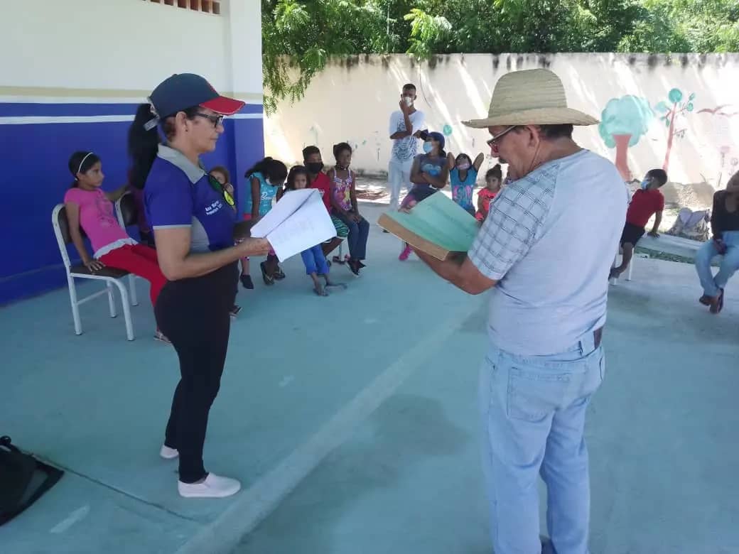 YulArmas_'s tweet photo. Nuestros promotores culturales en pro del fortalecimiento cultural en el municipio #GasparMarcano, y con la captación de 200 niños y jóvenes, realizaron actividades de difusión de las manifestaciones artísticas y culturales en los nuestros colegios.

#NuevaEraBinacional https://t.co/MheQh9QIhh