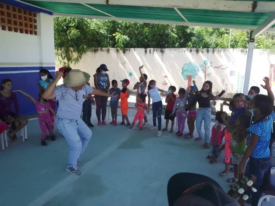 YulArmas_'s tweet photo. Nuestros promotores culturales en pro del fortalecimiento cultural en el municipio #GasparMarcano, y con la captación de 200 niños y jóvenes, realizaron actividades de difusión de las manifestaciones artísticas y culturales en los nuestros colegios.

#NuevaEraBinacional https://t.co/MheQh9QIhh