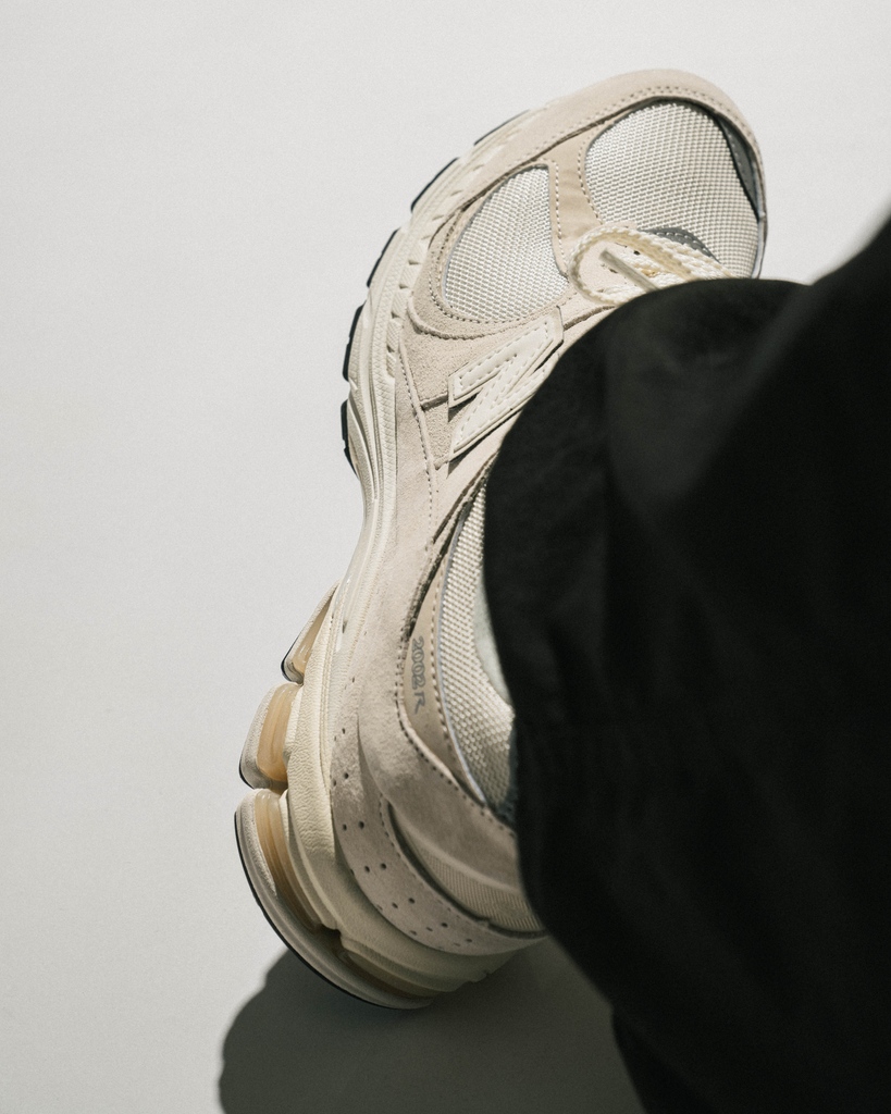 AFEWSTORE's tweet photo. SHOP LINK ➡️ https://t.co/iTJSqsx8Pn
Simplicity at its Best!
The New Balance M 2002 RCC comes in the subtle "Calm Taupe"-Colorway.
#newbalance #nb2002 #m2002rcc #afewstore https://t.co/6eVHrXX9MU