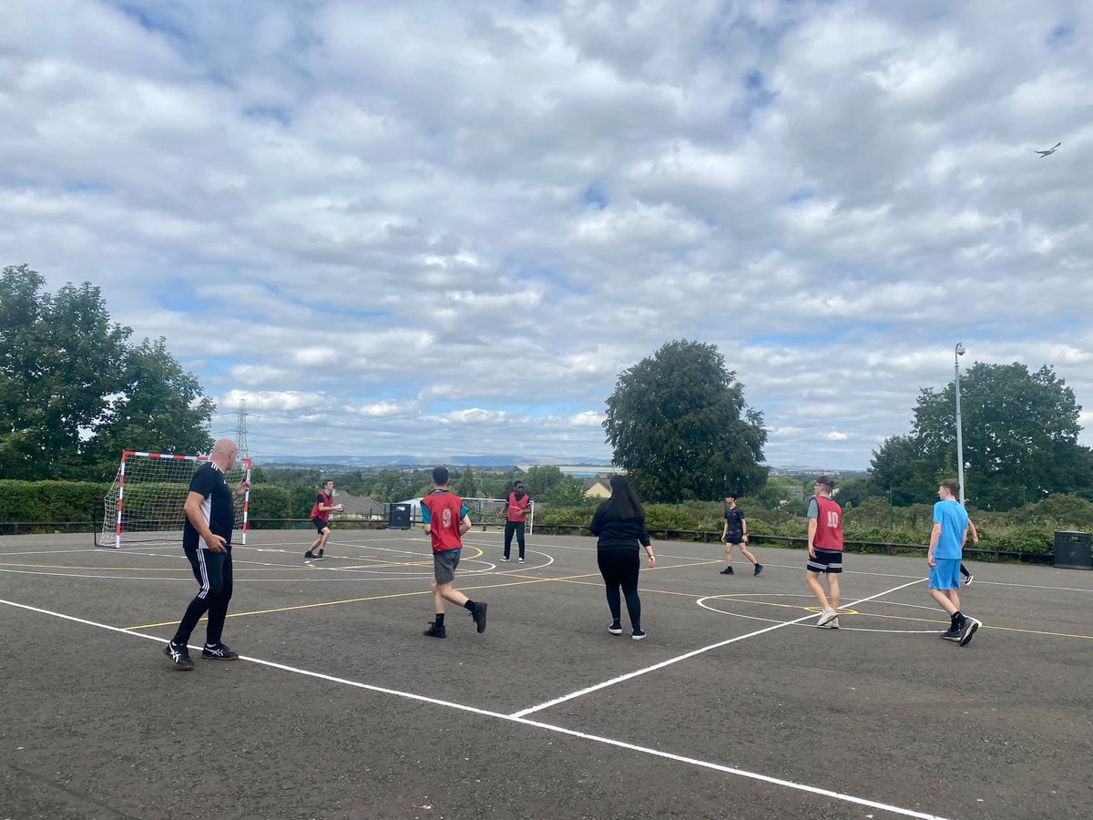 SL_THS_PE's tweet photo. 𝐒𝐩𝐨𝐫𝐭𝐬 𝐃𝐞𝐯𝐞𝐥𝐨𝐩𝐦𝐞𝐧𝐭: 𝐇𝐚𝐧𝐝𝐛𝐚𝐥𝐥 ✅🤾‍♀️ 

Thank you to Michael for once again educating our senior pupils in all things Handball… hopefully see them coaching the younger generation very soon! 

@ActiveSchoolsSL 
@scothandball
@EK82Handball 

#THSSportsDev https://t.co/ITQzYcrMQs