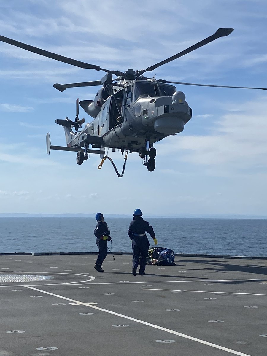 RFATideforce's tweet photo. Action Vengeance20. This afternoons flying serial commenced with Load Lifting utilising various lengths of Strops each time. #visualcircuit #landon #flightdeckparty #FDO #riggermarshaller #SMR @RFAHeadquarters @815NAS @RNASYeovilton https://t.co/fKo2a8HrQP
