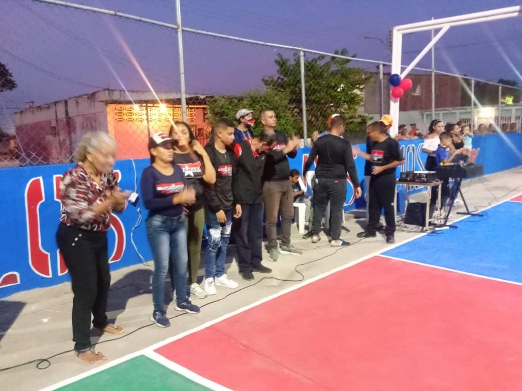 Sucre_MRT's tweet photo. #Tupamaro del Edo. @Sucre_MRT recibe al pueblo para festejar con alegría la inauguración de Cancha Deportiva en el año de #LaCulturaYDeporte de nuestra Organización.
Desde La Capital del Estado decimos, somos Ejemplo de Lucha,somos Tupamaro.
#ParedesRebelde
#NuevaEraBinacional https://t.co/7a4xnTCIyI