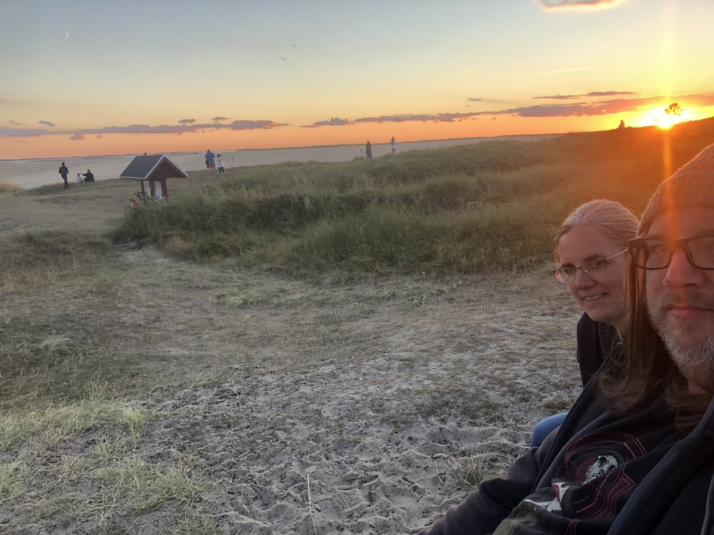 die_hexe_'s tweet photo. Grüße von unserer Sonnenuntergangsbank, ganz besonders an @Ellis_ramblings https://t.co/ShoKgYTPp1