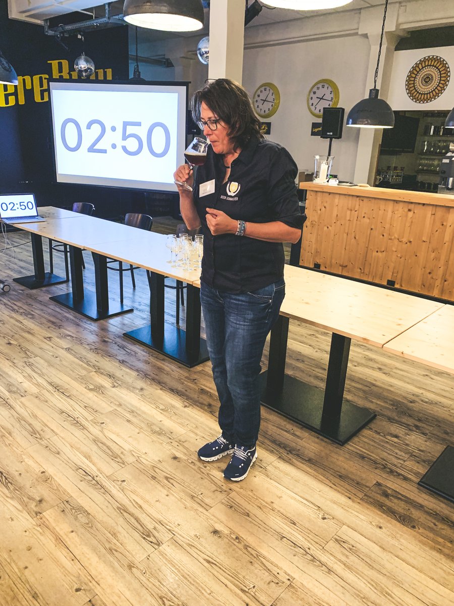 info_bier's tweet photo. Heute trafen sich die besten Bier-Sommeliers der Schweiz zum Training für die Weltmeisterschaft der Bier-Sommeliers, welche am 11.9.2022 in München stattfindet.  Sie übten die Bierpräsentation und stellten dem anwesenden Fachpublikum spezielle Biere auf gekonnte Weise vor. https://t.co/DAOlPFimGe