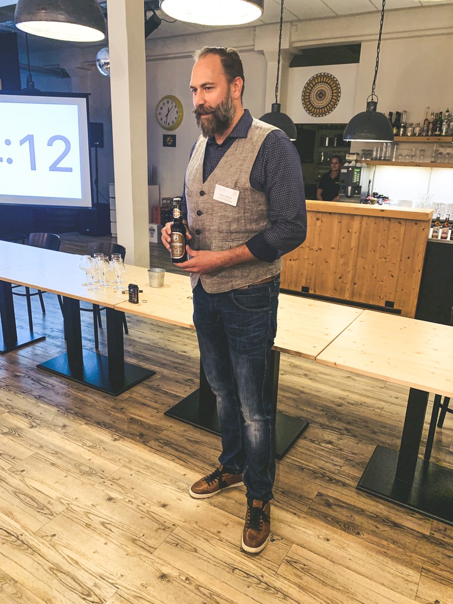 info_bier's tweet photo. Heute trafen sich die besten Bier-Sommeliers der Schweiz zum Training für die Weltmeisterschaft der Bier-Sommeliers, welche am 11.9.2022 in München stattfindet.  Sie übten die Bierpräsentation und stellten dem anwesenden Fachpublikum spezielle Biere auf gekonnte Weise vor. https://t.co/DAOlPFimGe