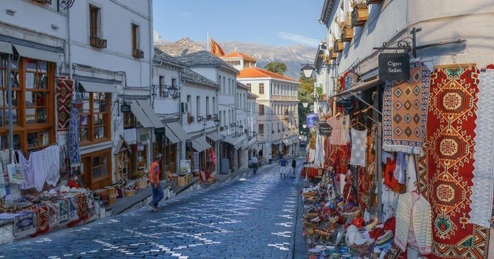 ViaggiElefante's tweet photo. Destinazione Albania! ✨

Un viaggio di gruppo alla scoperta di un paese che vi porterà ad immergervi in un’atmosfera magica, creata da una combinazione di archeologia, monumenti e natura. Scoprirete antichi templi mistici ed imponenti castelli mediev… https://t.co/Icl2X2jYcf https://t.co/TZMXfQhCvX
