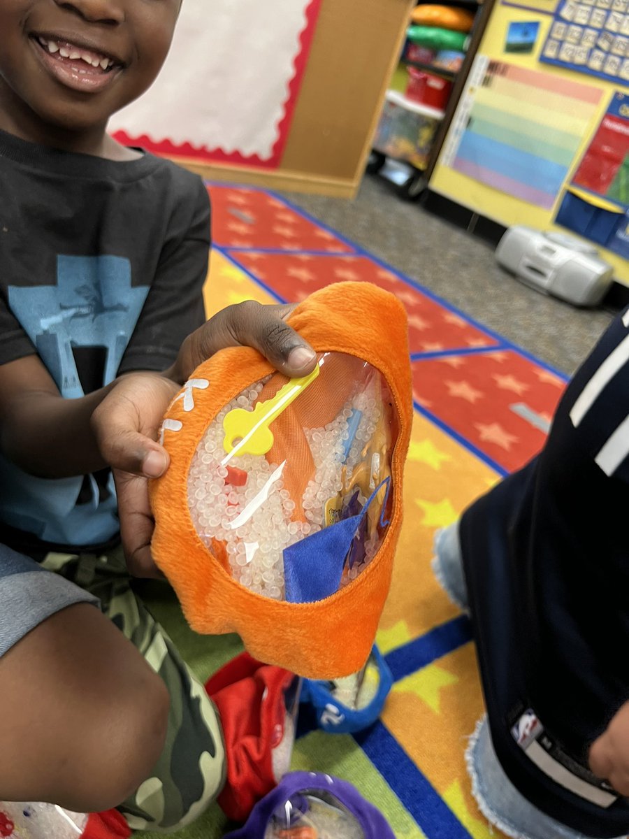 MrsAngieMendoza's tweet photo. Our Kindergarten students at @JHErisd are learning all things beginning sounds with these sound bags in Mrs. McCrea’s classroom! #addingtocart #RISDLitandint #risd_soar #blclitandint #RISDBelieves @RISDLitandInt @JHErisd https://t.co/kmFv7ZA3s3