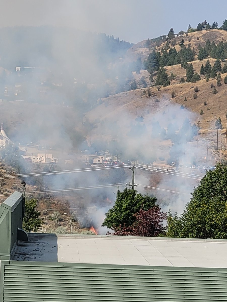 Jonathan_bc's tweet photo. Fire on grasslands opposite #aberdeenmall between Princeton-Kamloops hwy and hwy 1 about 3 fire trucks in attendance
#Wildfire #Kamloops https://t.co/fKLXNCyv0t