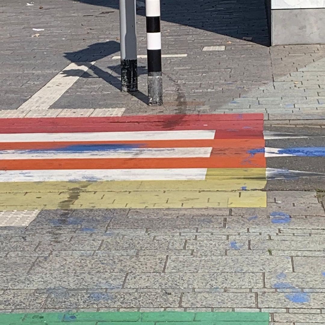 tzn_almere's tweet photo. Het transpad en regenboogvlag aan de Hospitaaldreef zijn afgelopen nacht beklad met verf en zwaar beschadigd. Onlangs werd de photo pride tentoonstelling in Almere ook al beklad. Toen omdat er een stukje van een penis was te zien en dat niet fatsoenlijk zou zijn. https://t.co/1syXXk7odE