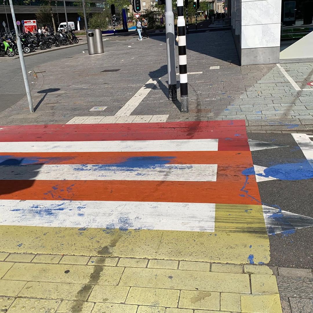tzn_almere's tweet photo. Het transpad en regenboogvlag aan de Hospitaaldreef zijn afgelopen nacht beklad met verf en zwaar beschadigd. Onlangs werd de photo pride tentoonstelling in Almere ook al beklad. Toen omdat er een stukje van een penis was te zien en dat niet fatsoenlijk zou zijn. https://t.co/1syXXk7odE