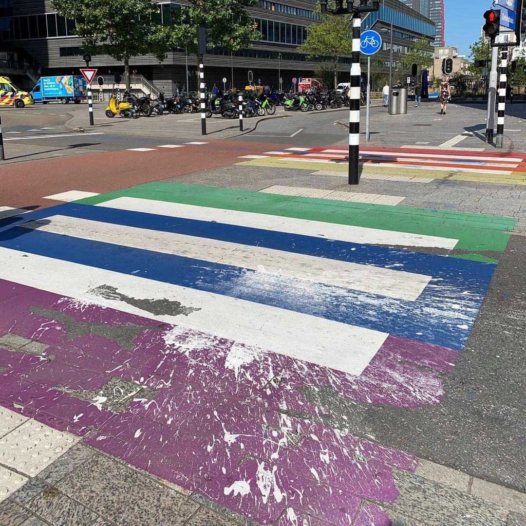 tzn_almere's tweet photo. Het transpad en regenboogvlag aan de Hospitaaldreef zijn afgelopen nacht beklad met verf en zwaar beschadigd. Onlangs werd de photo pride tentoonstelling in Almere ook al beklad. Toen omdat er een stukje van een penis was te zien en dat niet fatsoenlijk zou zijn. https://t.co/1syXXk7odE