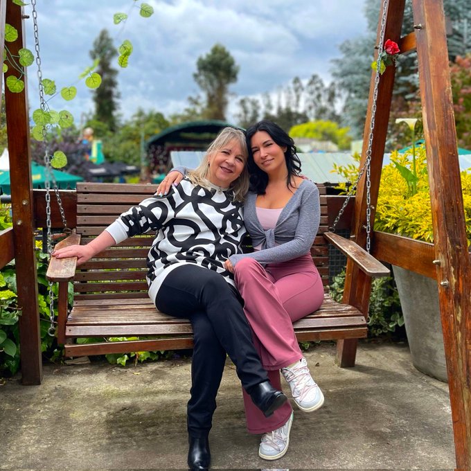 2 pic. Hey from Colombia! ?‍♀️?? https://t.co/JXZMw35YIg