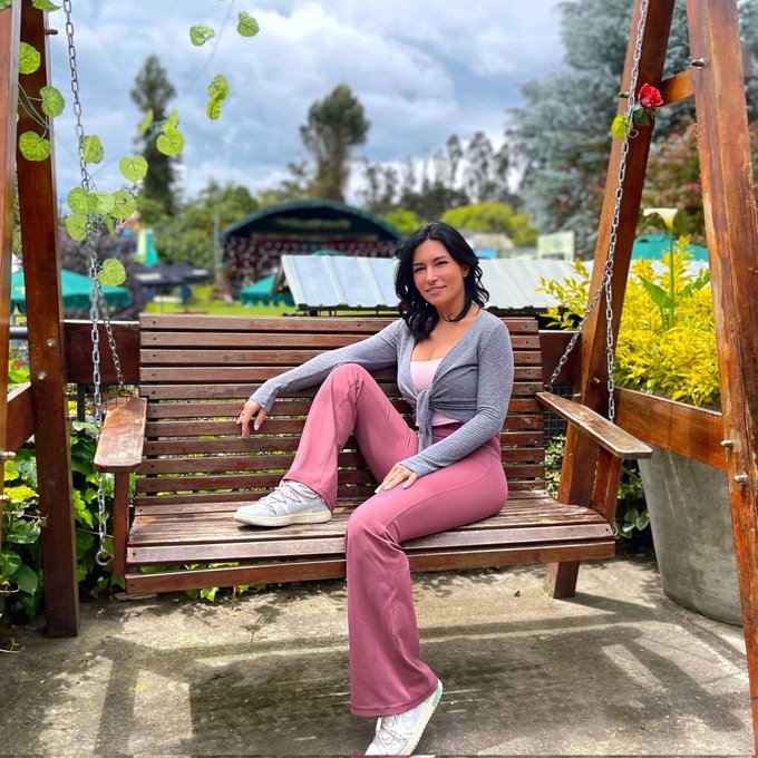 3 pic. Hey from Colombia! ?‍♀️?? https://t.co/JXZMw35YIg