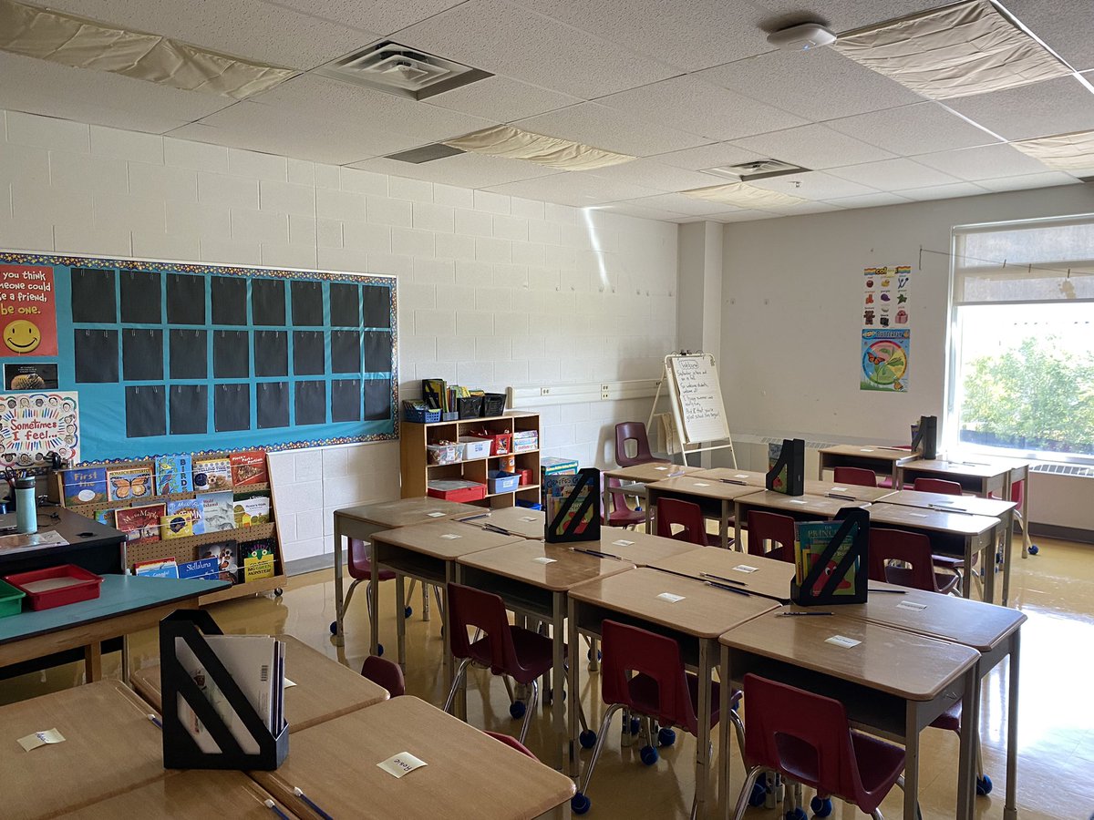 cathbern's tweet photo. Oh how I love the potential of a new year! Thanks to our amazing custodial staff for making my room sparkle and assisting me setup. @LionsOvalPS @SCDSB_Schools @Sflecce https://t.co/YYWc4z9CVS