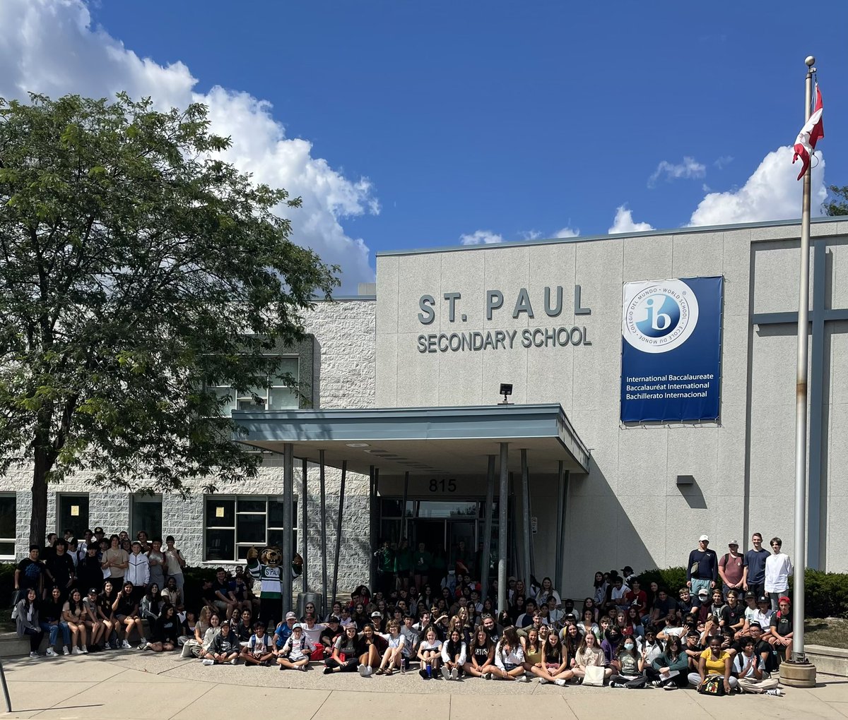 StPaulCSS1's tweet photo. Our @StPaulCSS1 grade 9 students enjoyed a great day today. TY to our staff & STP #StudentLeaders for all your help. We look forward to welcoming all our #Wolverines back to school on Tuesday September 6th. #GetReadyProgram @DPCDSBSchools #WolverinePride #EverythingWithHeartπ https://t.co/HBlcVwFL6E