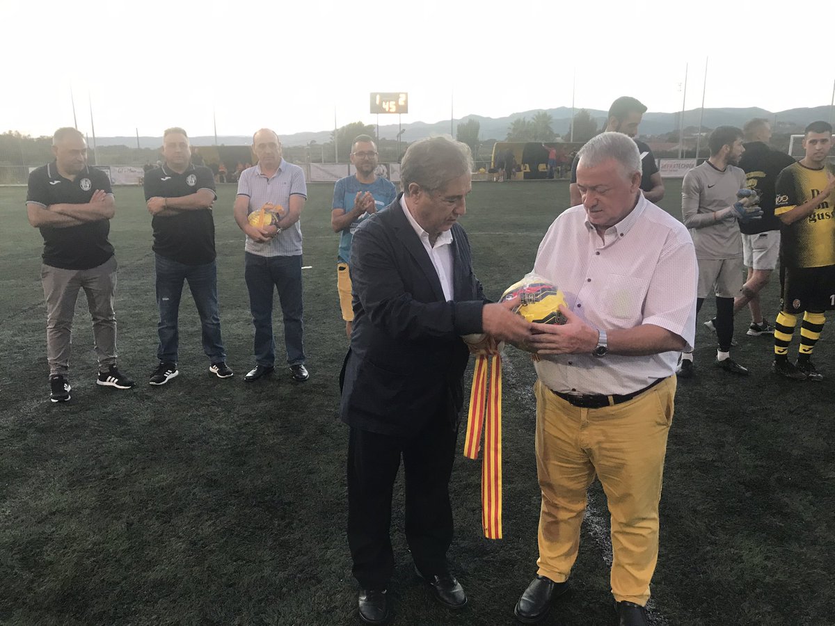 uesantandreu's tweet photo. Al descans, s’ha fet una entrega d’obsequis per part dels dos clubs i el batlle de l’Arboç. https://t.co/6sZQUa3tvt