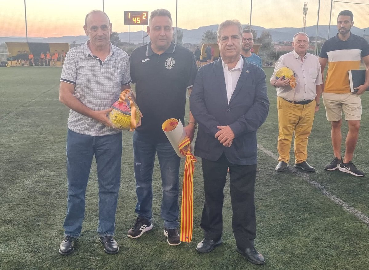 uesantandreu's tweet photo. Al descans, s’ha fet una entrega d’obsequis per part dels dos clubs i el batlle de l’Arboç. https://t.co/6sZQUa3tvt