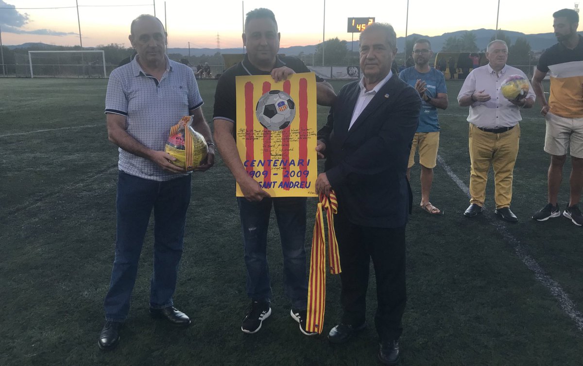 uesantandreu's tweet photo. Al descans, s’ha fet una entrega d’obsequis per part dels dos clubs i el batlle de l’Arboç. https://t.co/6sZQUa3tvt