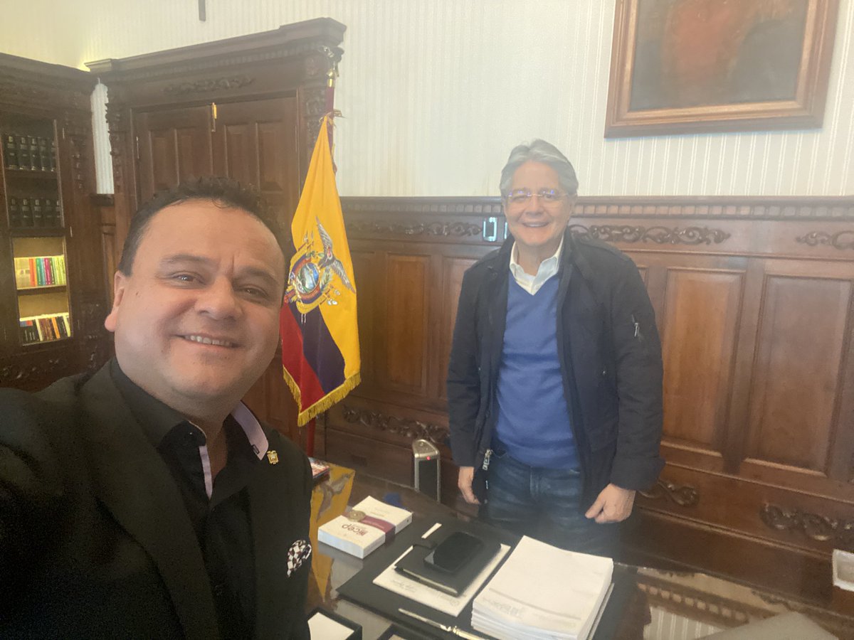 EstebanBernalB's tweet photo. Una selfie en el despacho presidencial; luego de una fructífera reunión con el Señor Presidente 🤝🤝🤝👏👏👏 Viva el Ecuador 🇪🇨🇪🇨🇪🇨 Seguimos💪 https://t.co/fHDYETxBwC