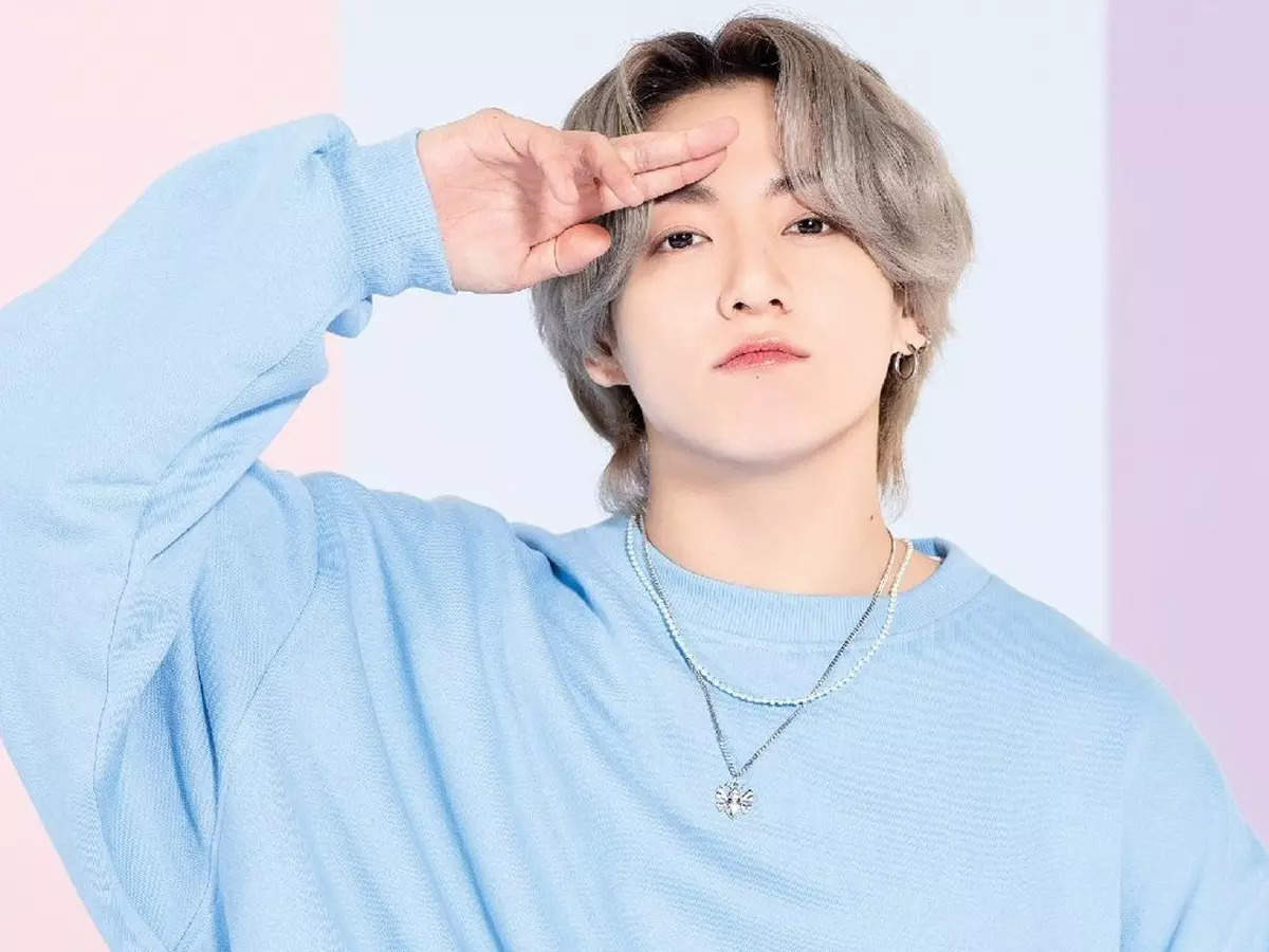 Rehanabts7's tweet photo. HAPPY BIRTHDAY JUNGKOOKIE !!🥺We love you so so much <333...❤Wish you a happiestttt birthday🐰♥️💜Thankyou for always motivate us 😭💜You voice , ur smile , ur dance , ur everything make us very happy ...🤧 
#JUNGKOOK
#happybirthday_jungkook
#bighit_official https://t.co/9hgZLY8IqY