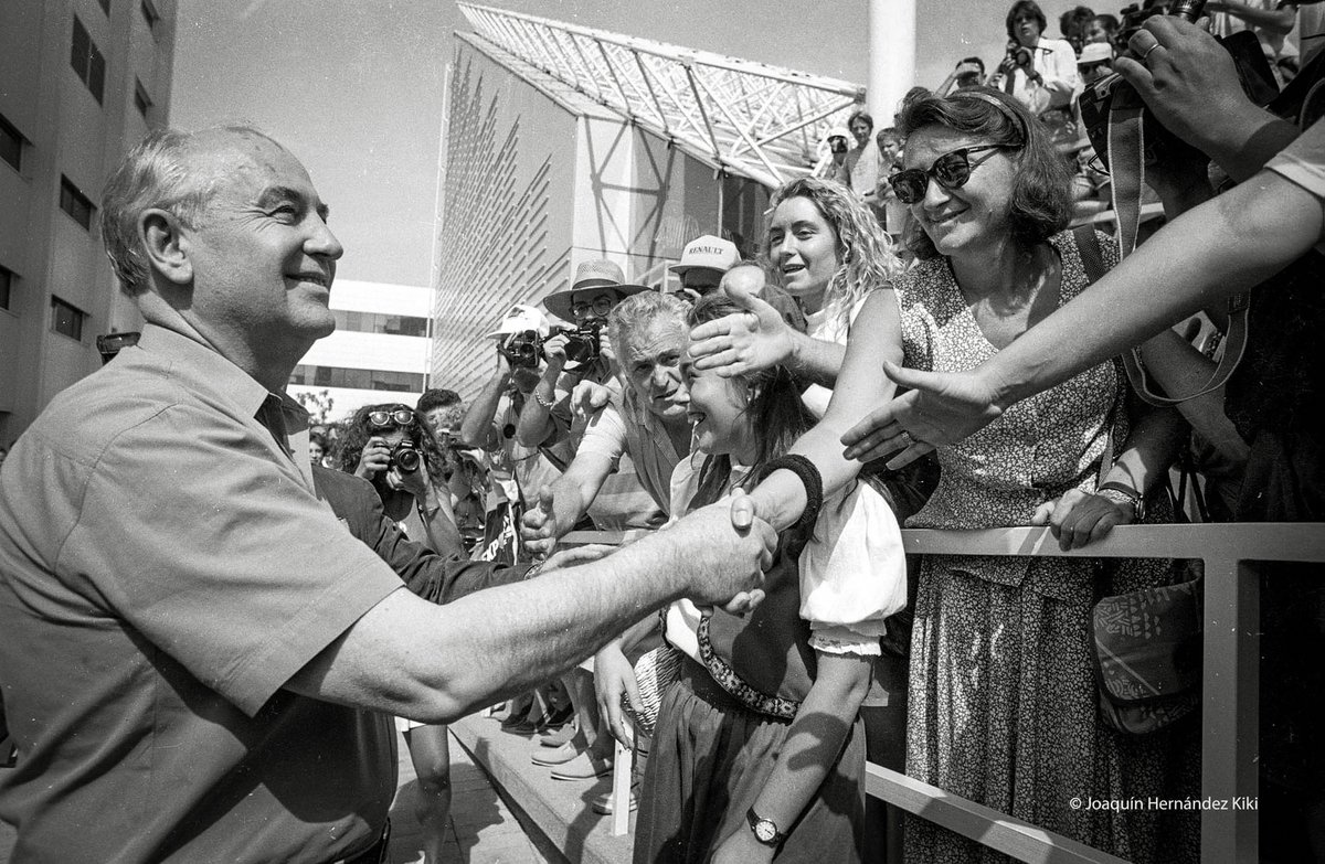 kikifotografo's tweet image. 𝐌𝐞𝐦𝐨𝐫𝐢𝐚 𝐝𝐞 𝐮𝐧 𝐟𝐨𝐭𝐨́𝐠𝐫𝐚𝐟𝐨. Hace 30 años hice esta foto de Mijaíl Gorbachov en la Expo, hoy nos enteramos de su muerte. El político que cambió la historia de Rusia y del Mundo. #Gorbatchev #Gorbachov