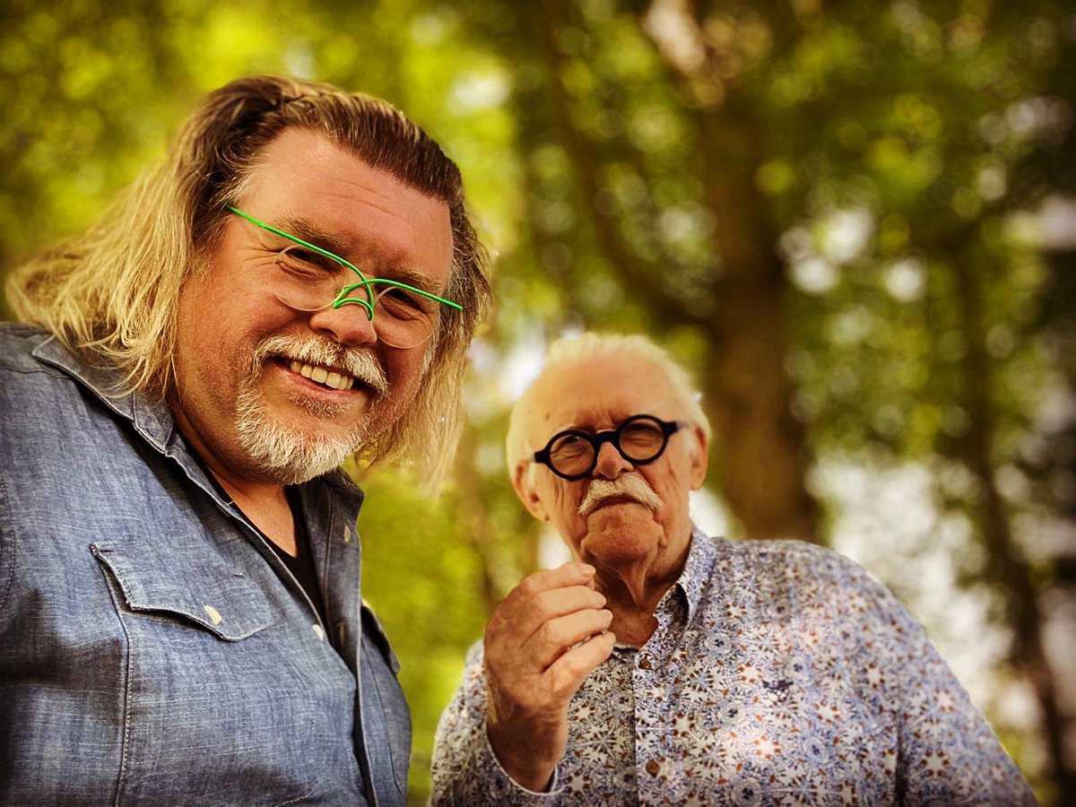 En dan ineens ben je er niet meer… je kunt iemand op 2 manieren verliezen. De 1e keer fysiek en de 2e keer wanneer je hem of haar vergeet! Vergeten doen we je nooit pa! Doe mam de groeten.

Hij was eigenwijs
Tot aan zijn dood
Hij floot zijn eigen wijs
Totdat de heer hem floot…