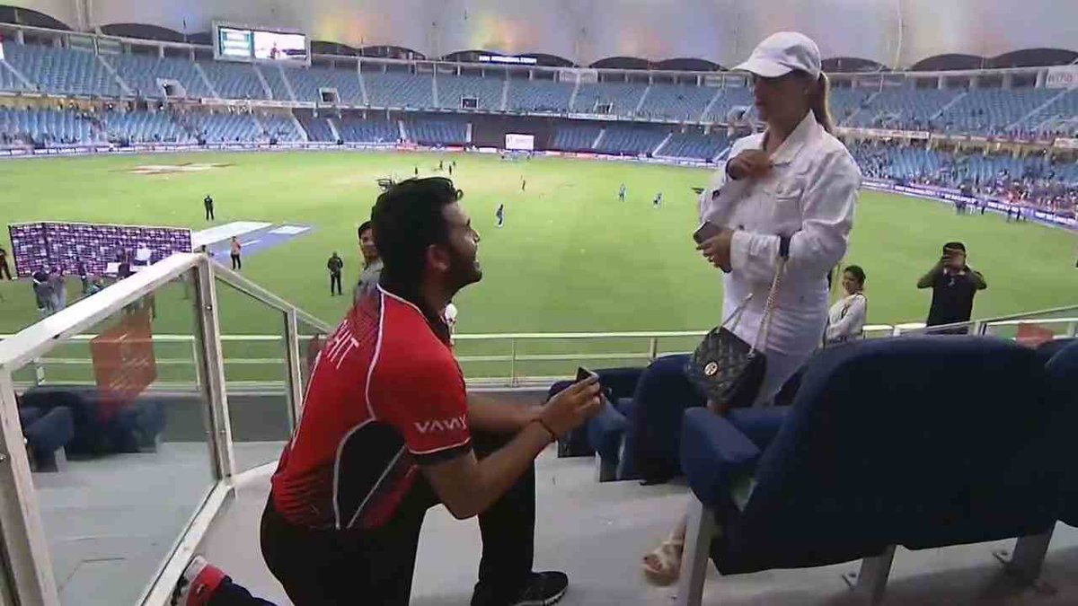 हॉन्ग कॉन्ग के क्रिकेटर किंचित शाह ने मैच के बाद अपनी गर्लफ्रेंड को प्रपोज किया।
#INDvHKG