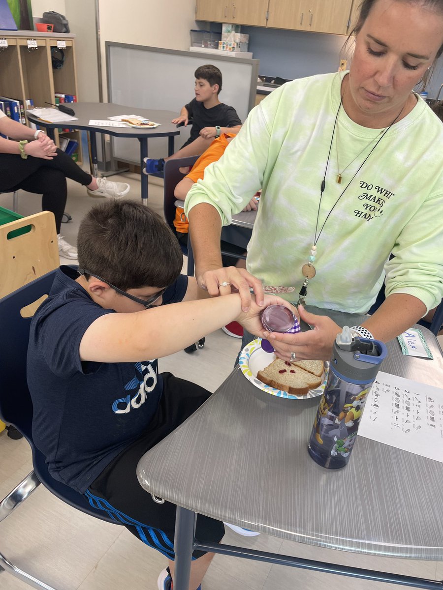 MsBeccaSLP's tweet photo. Fun things with the SLP today! Building descriptive vocabulary with lights, making lemonade, making peanut butter and jelly sandwiches! Fun Wednesdays full speed ahead! @KEiskamp @MissKossHCS #functional_living #ot_slp #togetherisbetter #ewpride https://t.co/7VvkgYncKd