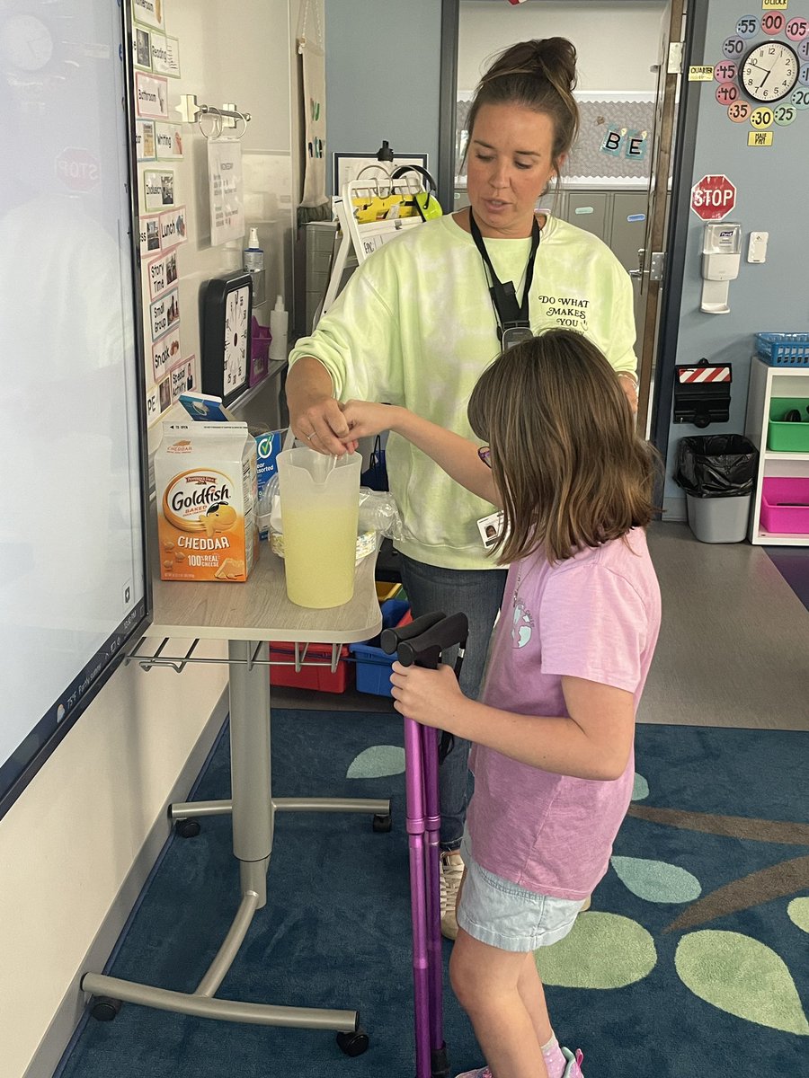 MsBeccaSLP's tweet photo. Fun things with the SLP today! Building descriptive vocabulary with lights, making lemonade, making peanut butter and jelly sandwiches! Fun Wednesdays full speed ahead! @KEiskamp @MissKossHCS #functional_living #ot_slp #togetherisbetter #ewpride https://t.co/7VvkgYncKd