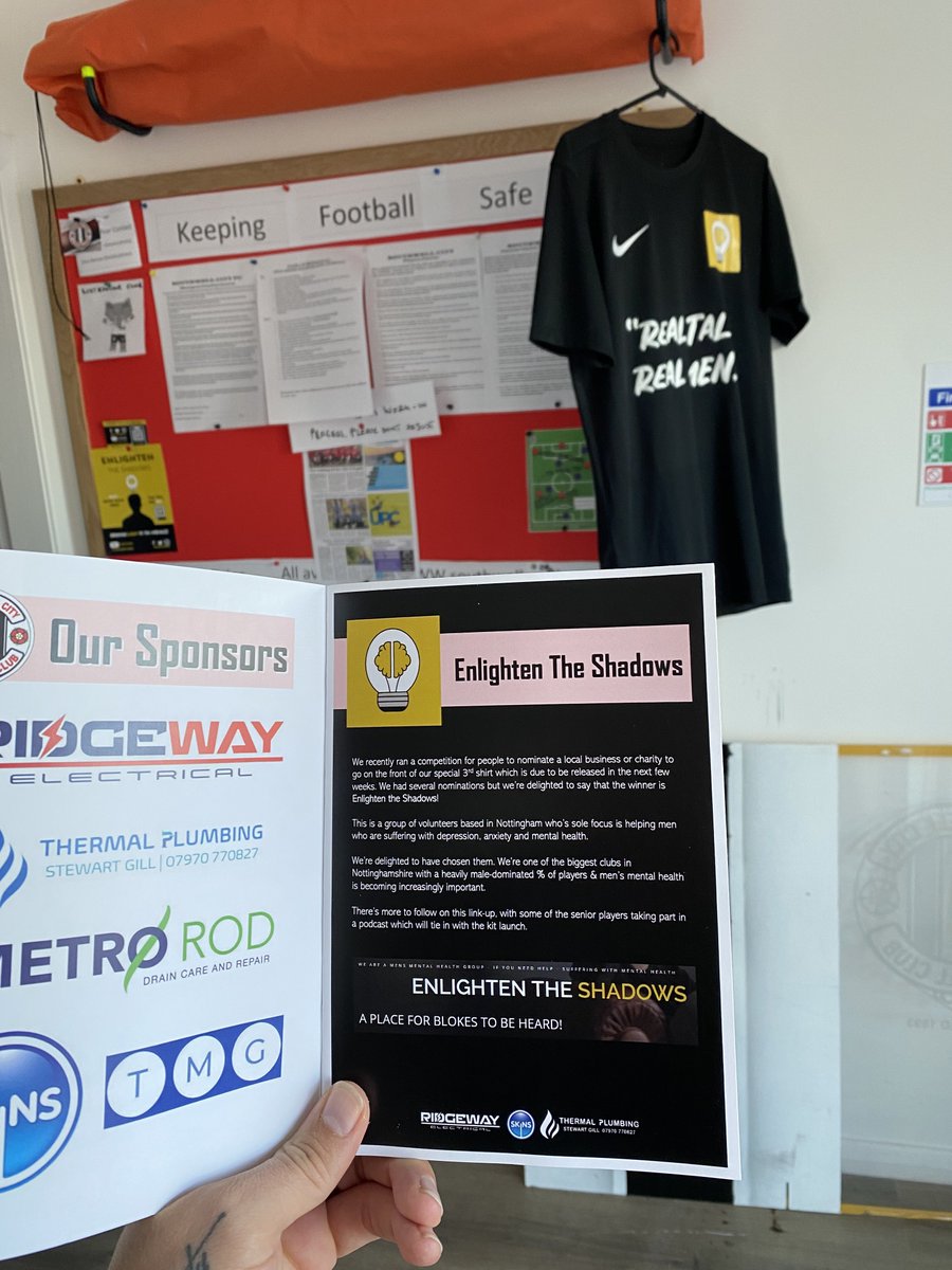 ENLIGHTENTheSh1's tweet photo. Privileged be here tonight! Class chatting to the lads in the changing quick before the game. Normalizing lads feeling 💩 & asking for help 💛
Thank you @southwellcityfc 🤍🖤
#ucl #nonleaguefootball #nottsfa @NottsFA @utdcos #mensmentalhealth #enlightenthenshadows https://t.co/lb1eQ7I8ft