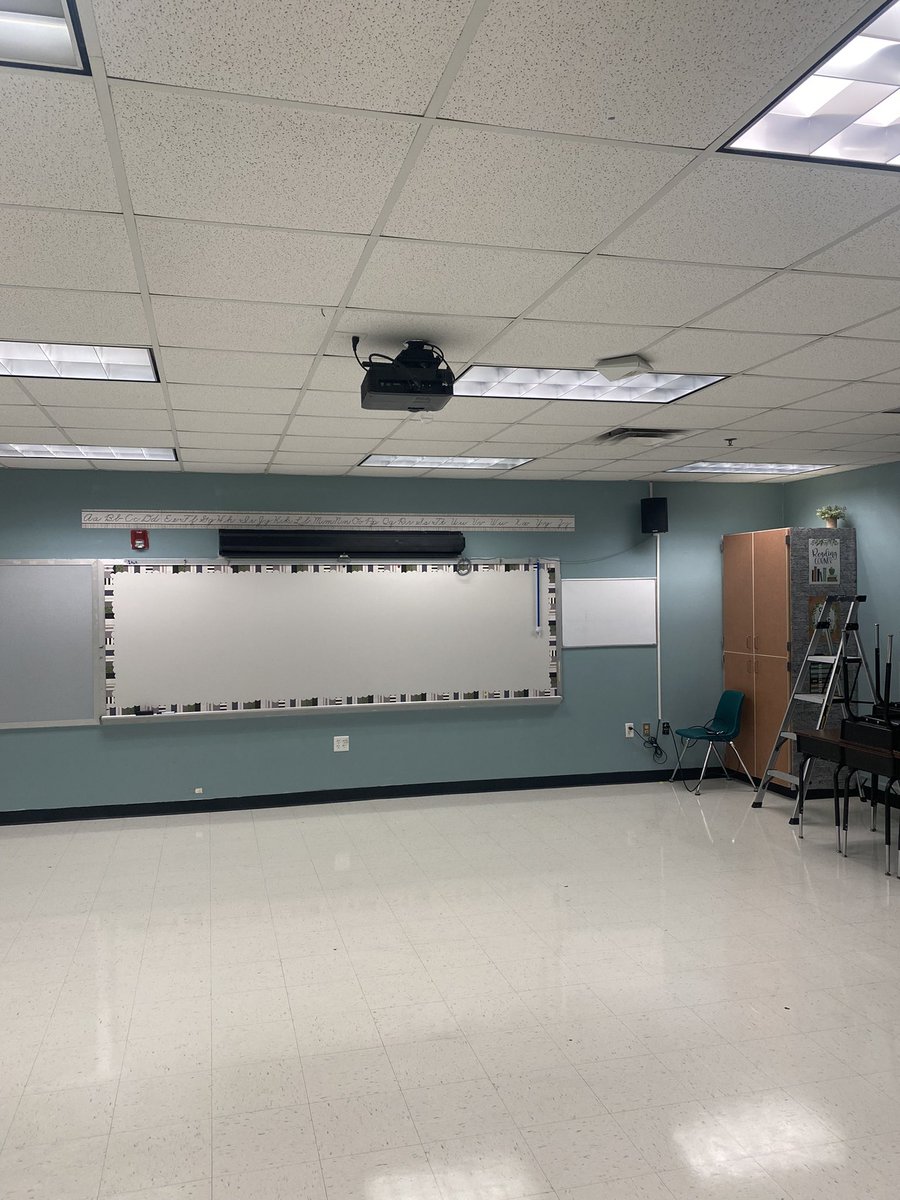 StrifflerTeach8's tweet photo. A blank canvas 🎨 It’s time to start creating a community space for learning and laughter. Wish me luck 🍀 &amp; Pray for me! 🙏🏻#teachertwitter #clearthelist #3rdgrade #readmore https://t.co/Ghb0fh84W6