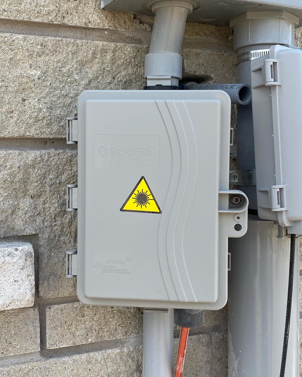 EnquiringMind10's tweet photo. So Rogers… After 3 weeks of back and forth you say you can’t service my new home.. BUT look what’s on the side of it… Losing a customer for no reason… @RogersHelps @Rogers https://t.co/InqtbbnFOn