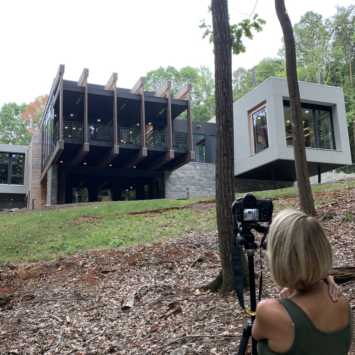 another foto shoot of the lake house diva is in the can - what a beaute 
..
slideshow: #gerendák #canteliver #postandbeam
..
#modernhome #carolinas #nc #sc #raleigh #durham #chapelhill #greensboro #asheville #greenvillesc #charlotte #luxuryhome