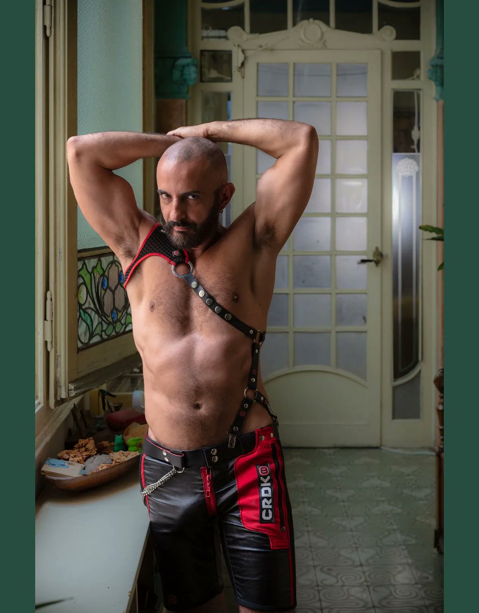 CRDKO_BCN's tweet photo. 📸 : @antropomorphoto
🌟 : @javi_hard

Hoy os presentamos este original pantalón corto de cuero vegano y tejido flocado con un arnés gladiador asimétrico que se unen como unos tirantes laterales.

#Sen6TWO #fetish #fetishfashion #gaylife #gayfashion #veganleather #harness #crdk0 https://t.co/7obnJ0Y3lh