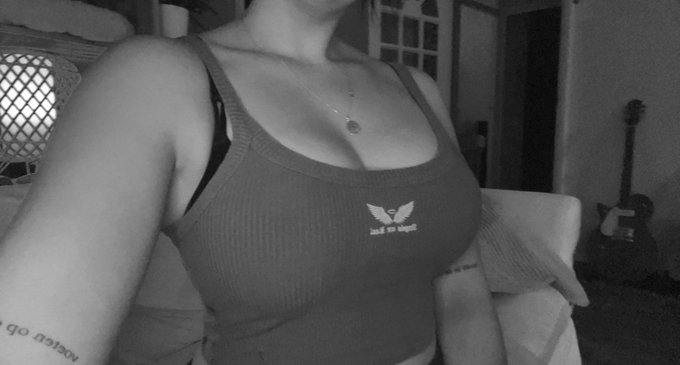 I have pretty boobs https://t.co/9rC0BRq9Dt