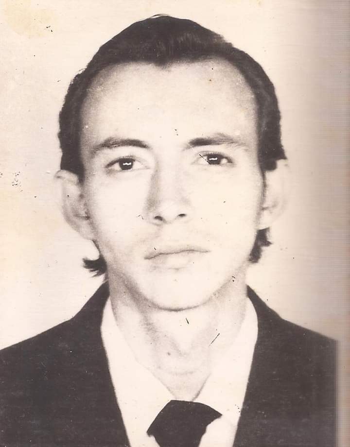 #YoAportoALaBusqueda
El es Oscar Baena Blandón. 
Desapareció hace 40 años. 
Su familia nunca volvió a saber de él. 
Por un accidente había perdido el dedo anular de la mano derecha. 
<a href="/FranciscoDeRoux/">Francisco De Roux</a>
<a href="/comision_verdad/">Comisióndelaverdad</a>