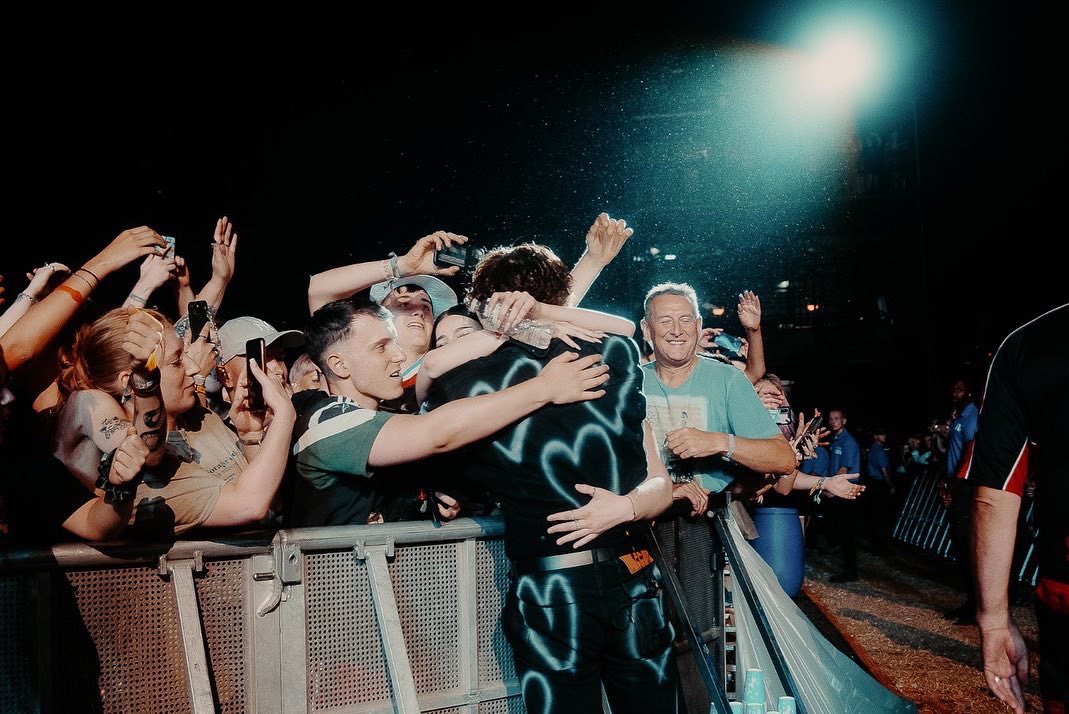 STAINEDHEARTOUR's tweet photo. ᅠᅠ
ᅠᅠ
ᅠᅠ
              ◟♡ ˒ #⃝STAINEDHEARTOUR
            ﹙  Bring   Me  The   Horizon﹚
              “ Teardrops. ”                    ♡

ᅠᅠ
ᅠᅠ https://t.co/ybZu3KAMcv