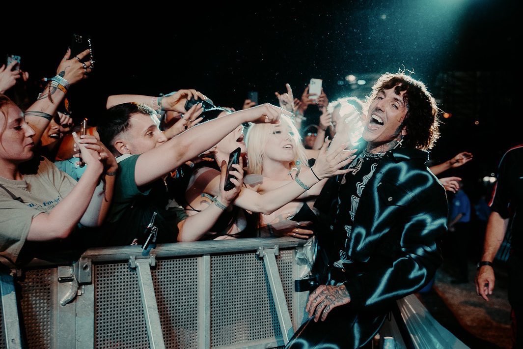 STAINEDHEARTOUR's tweet photo. ᅠᅠ
ᅠᅠ
ᅠᅠ
              ◟♡ ˒ #⃝STAINEDHEARTOUR
            ﹙  Bring   Me  The   Horizon﹚
              “ Teardrops. ”                    ♡

ᅠᅠ
ᅠᅠ https://t.co/ybZu3KAMcv