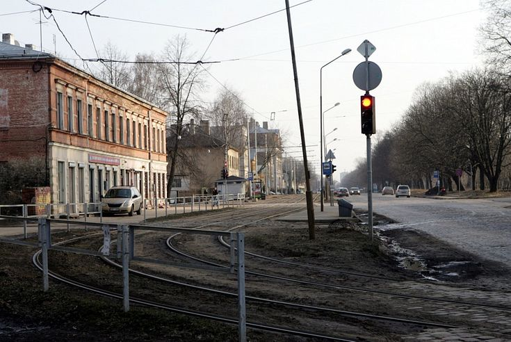 The paved road is comfortable to walk...
but, no flowers grow there. #Riga