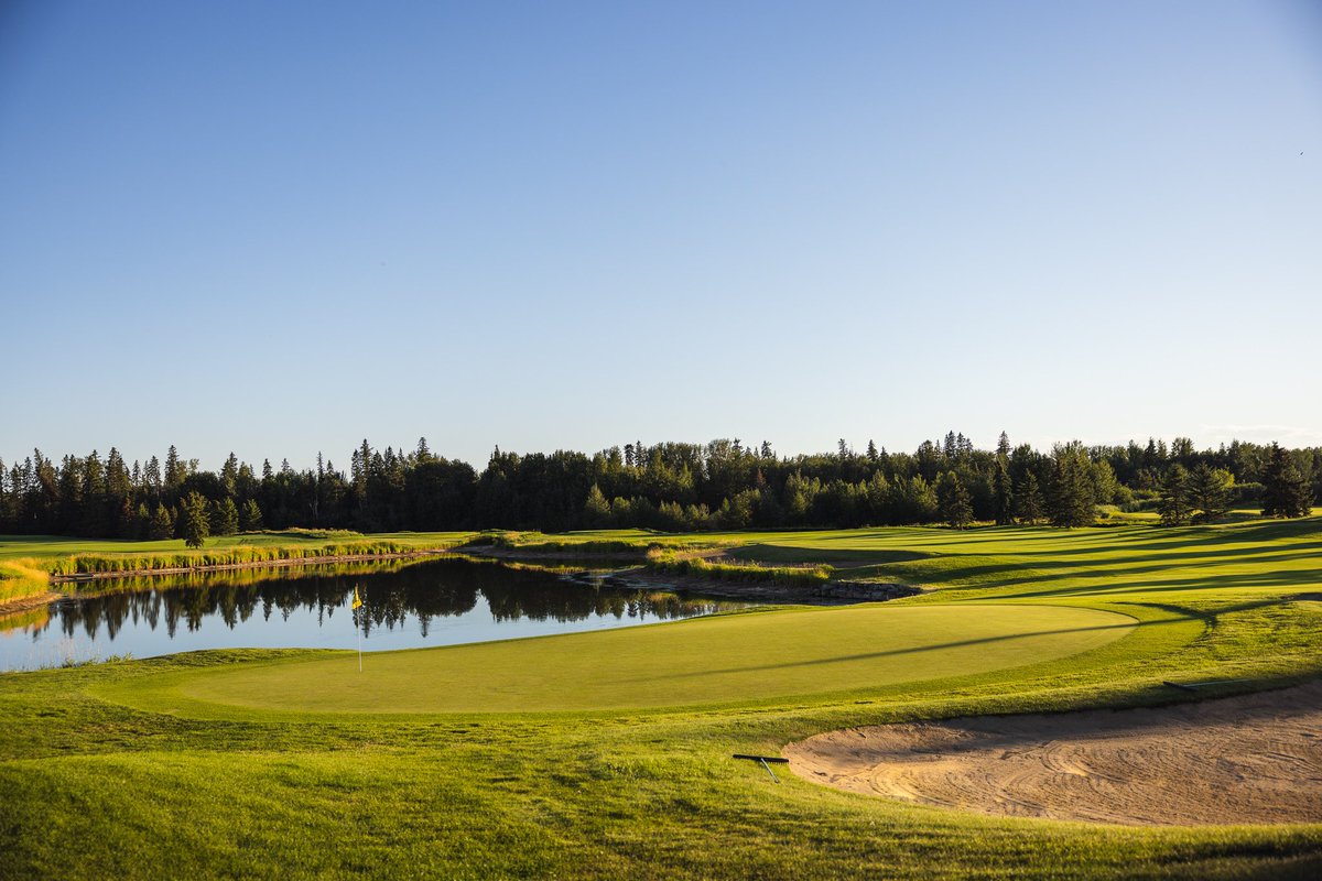 PetroleumGolf's tweet photo. Not a cloud in the sky + a heat wave; time to hydrate and hit the course!
#pclubpride #petroleumgc #yeg #yeggolf #yegweather #heatwave #golf #golfcourse https://t.co/rFd66mRK75